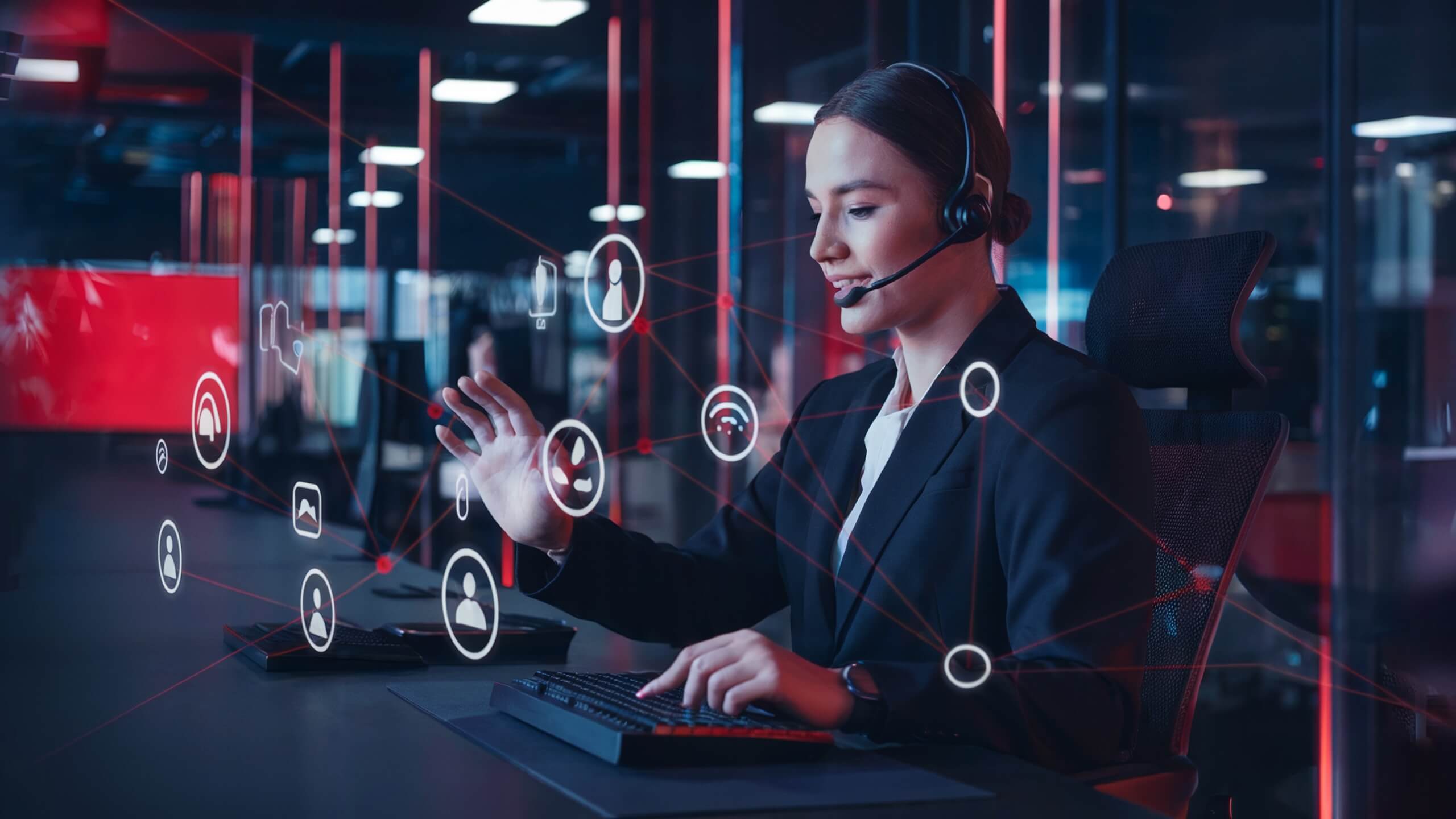 Telefonzentrale: Mehr als nur "Augenblick, ich verbinde" Frau mit Headset arbeitet an einem Computer in einem modernen Büro, interagiert mit digitalen Symbolen wie Nutzerprofilen und Netzwerklinien, die digitale Kommunikation und Vernetzung darstellen.